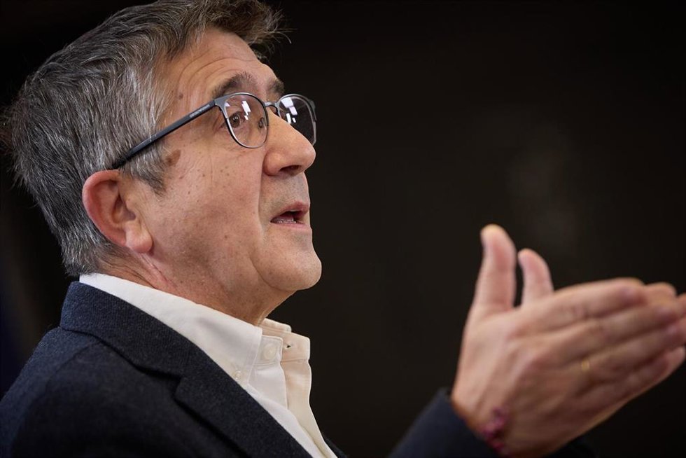 El portavoz del PSOE en el Congreso, Patxi López, durante una rueda de prensa.