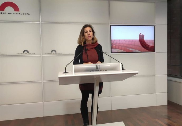 La diputada de la CUP en el Parlament Laia Estrada en rueda de prensa en la Cámara catalana