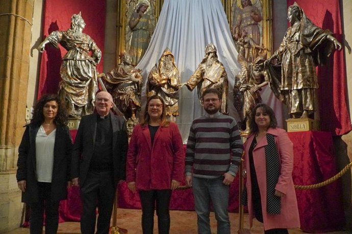 La directora del Taller de Restauración del Bisbat, Antnia Reig, el rector de la Parrquia de Sant Nicolau, Joan Magraner, la consellera de Cultura, Bel Busquets, el vicario episcopal, Francesc Vicens, y la directora insular de Patrimonio, Kika Coll.