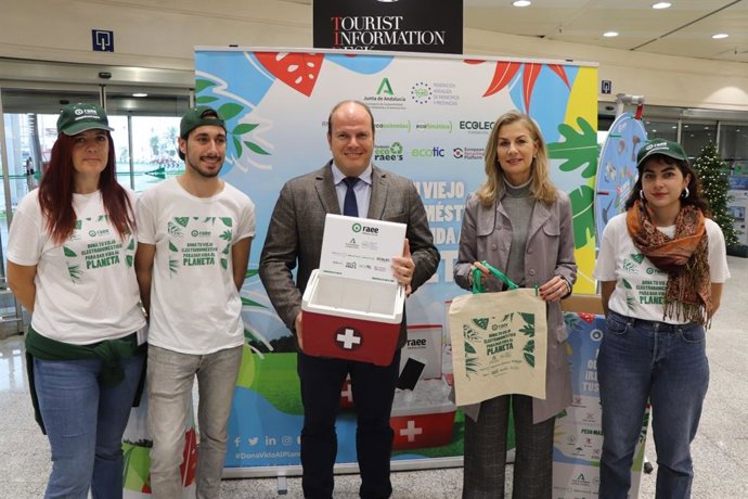 El delegado territorial de Sostenibilidad, Medio Ambiente y Economía Azul en Cádiz, Óscar Curtido, y la responsable de Comunicación y Relaciones Institucionales de El Corte Inglés, Isabel Mora, en la campaña 'Dona Vida al Planeta'