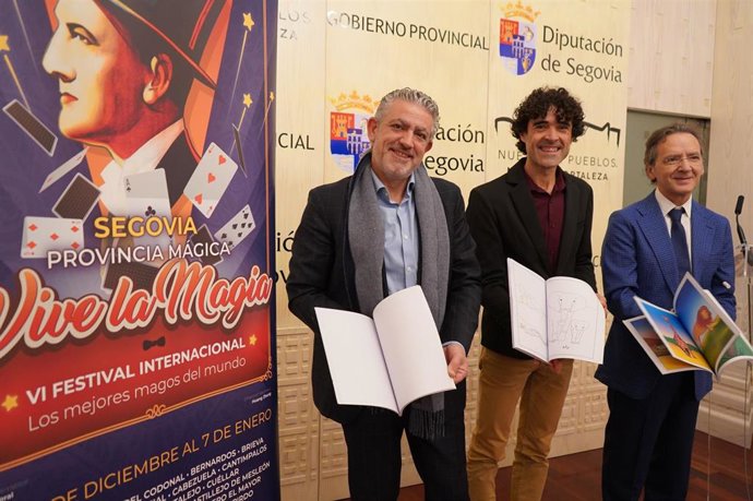 El diputado de diputado de Cultura, Juventud y Deportes, José María Bravo, quien ha estado acompañado por Juan Mayoral, director artístico del Festival y por Adolfo Casas, como coordinador del mismo en la provincia.