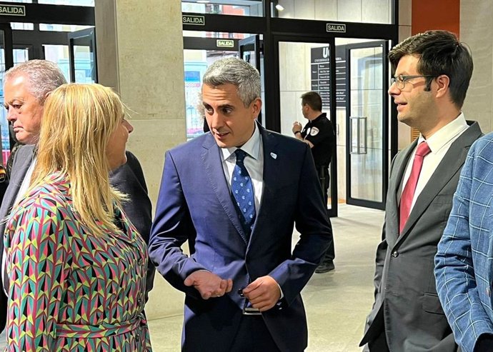 El vicepresidente cántabro y secretario general del PSOE, Pablo Zuloaga, habla con la portavoz parlamentaria y secretaria de Organización del partido, Noelia Cobo