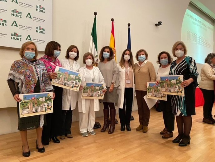 La delegada de Salud y Consumo, María Jesús Botella (centro), en el acto homenaje a los profesionales jubilados.