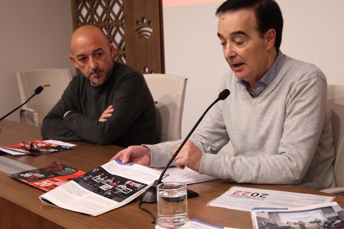 El diputado de Fomento, Francisco José Farrona, y el presidente de APAMEX, Jesús Gumiel, presentan la convocatoria del VIII Concurso de Fotografías Sin Barreras.