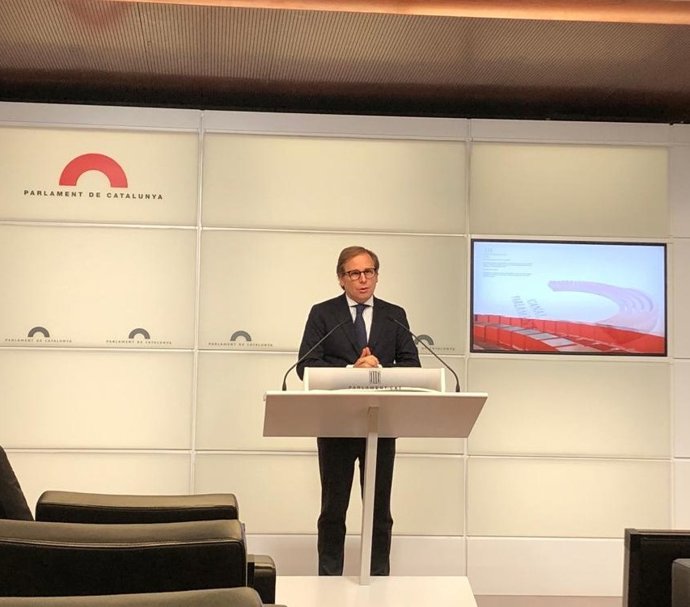 El portavoz de Vox en el Parlament, Joan Garriga, en rueda de prensa este martes.