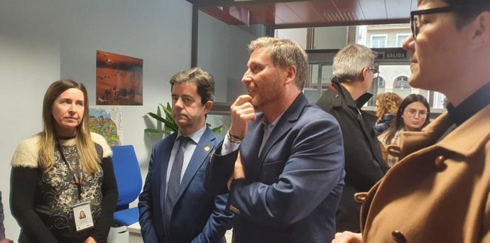 El alcalde de Huesca, Luis Felipe, y el consejero de Vertebración del Territorio, Movilidad y Vivienda del Gobierno de Aragón, José Luis Soro, ha destacado durante la inauguración de la Oficina de Vivienda.