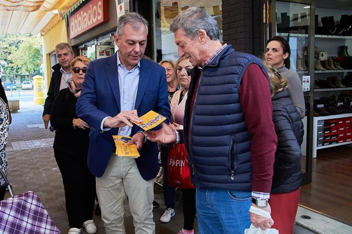 El candidato popular, José Luis Sanz, en un encuentro con vecinos.