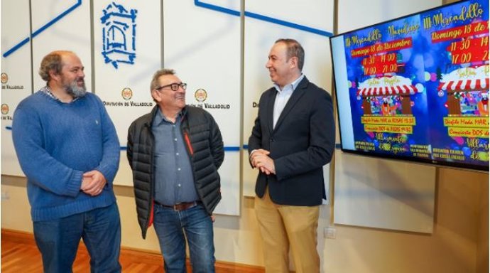 El vicepresidente de la Diputación (D) junto al alcalde de Villarmenteo y el presidente de la Asociación Cultural.