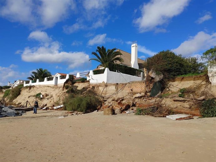 Imagen de los daños en la playa de El Portil (Huelva).