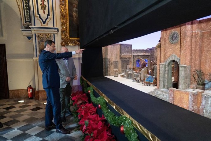 El Presidente de la Junta, Juanma Moreno, observa el Belén del Palacio de San Telmo, a 13 de Diciembre de 2023 en Sevilla, (Andalucía, España).