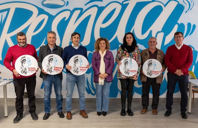 La presidenta de la Diputación de Huelva, María Eugenia Limón, con alcaldes de seis municipios del Andévalo.