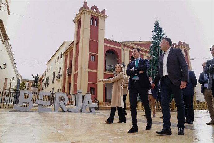 El presidente de la Diputación visita la plaza de la Constitución de Berja (Almería).