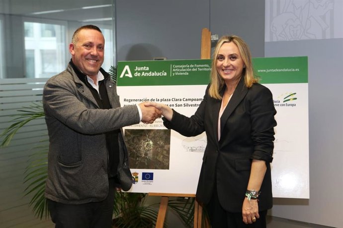 La consejera de Fomento, Articulación del Territorio y Vivienda, Marifrán Carazo, y el alcalde de San Silvestre de Guzmán (Huelva), José Alberto Macarro.