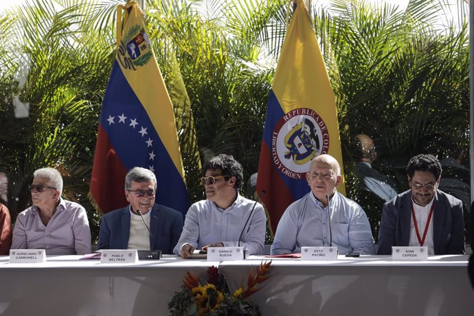 12 December 2022, Venezuela, Caracas: Representatives of the delegations of the National Liberation Army (ELN) and the Colombian government hold a press conference after peace talks between the ELN and the Colombian government at the Humboldt Hotel. Pho