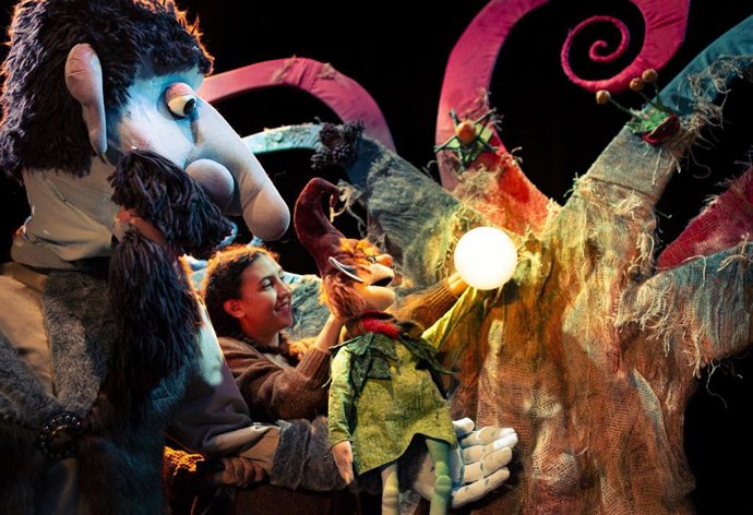 Archivo - Representación de teatro de títeres El gigante y la Navidad de la programación de Navidad del Ayuntamiento de Paracuellos de Jarama