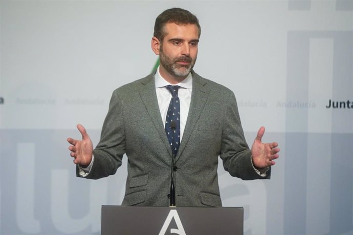 l consejero de Sostenibilidad, Medio Ambiente y Economía Azul y portavoz del Gobierno, Ramón Fernández-Pacheco, durante la rueda de prensa posterior al Consejo de Gobierno de la Junta de Andalucía,  a 13 de diciembre de 2022, en Sevilla (Andalucía, Espa