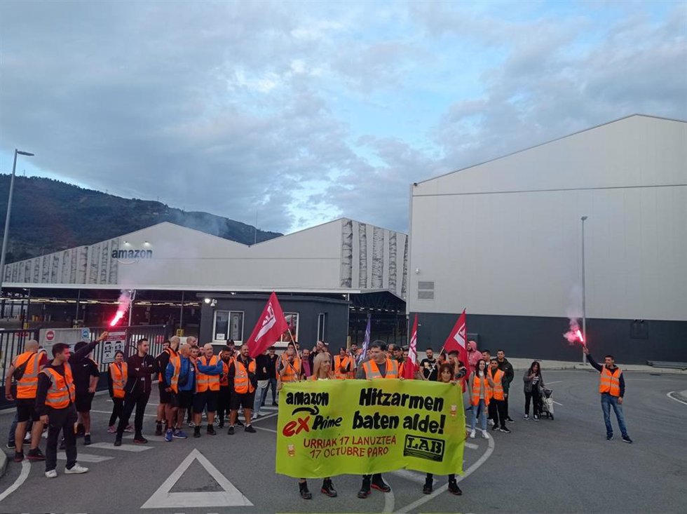 Archivo - Protestas de trabajadores de Amazon en Trapagaran (Bizkaia)