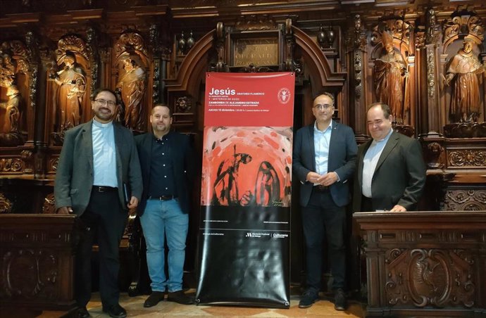 Francisco Castro (autor), Alejandro Estrada (cantaor), Manuel López (diputado de Cultura) y Felipe Reina (vicedeán de la Catedral), en el coro de la Catedral durante la presentación del oratorio.