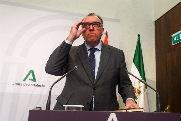 El consejero de Turismo, Cultura y Deporte, Arturo Bernal, durante la rueda de prensa posterior al Consejo de Gobierno de la Junta de Andalucía,  a 13 de diciembre de 2022, en Sevilla (Andalucía, España). Como cada martes, el Consejo de Gobierno de la J