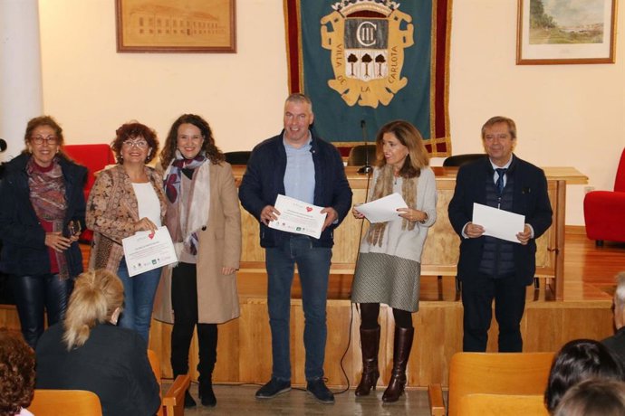 Botella (2 dcha.), durante la entrega de diplomas en La Carlota del programa 'Por un millón de pasos'.