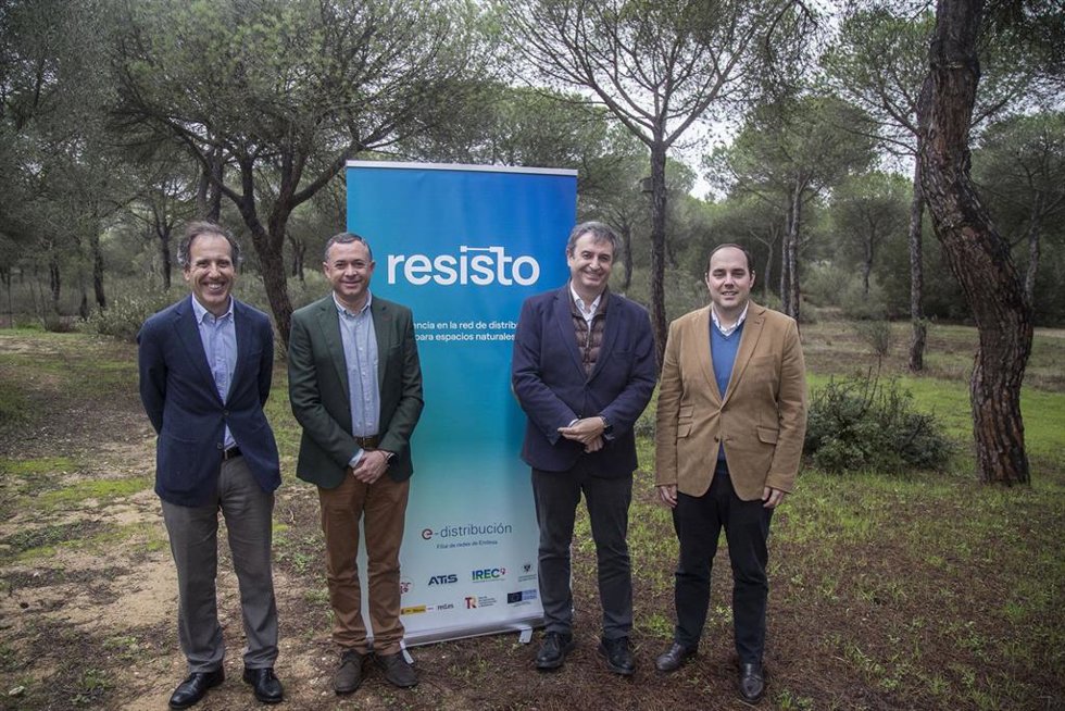De izda a dcha: Emilio Jímenez, dtor de Redes de Endesa de Andalucía; José Enrique Borrallo, dtor general de Espacios Naturales Protegidos; Rafael Sánchez Durán, dtor general de Endesa en Andalucía, y Sergio Arjona, viceconsejero de Sostenibilidad.