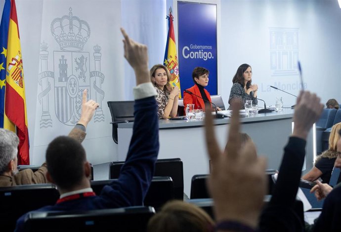  La ministra de Transportes, Movilidad y Agenda Urbana, Raquel Sánchez, la ministra de Política Territorial y portavoz del Gobierno, Isabel Rodríguez, y la ministra de Derechos Sociales y Agenda 2030, Ione Belarra, intervienen tras el Consejo de Ministr