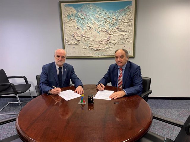 El delegado territorial de la ONCE en Euskadi, Juan Carlos Andueza, y el presidente de la Fundación Eroski, Alejandro Martínez Berriochoa, rubrican un acuerdo