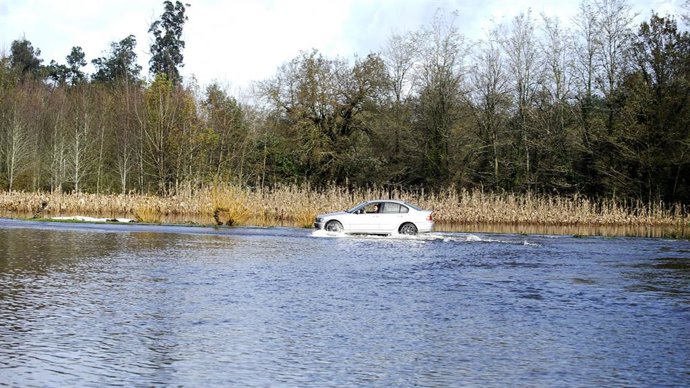 Un hombre pasa con el coche por la inundación provocada por el desbordamiento del río Tea, a 23 de noviembre de 2022, en Ponteareas, Pontevedra, Galicia (España). Las inundaciones provocadas por la subida del río Tea está obligando a Protección Civil a 