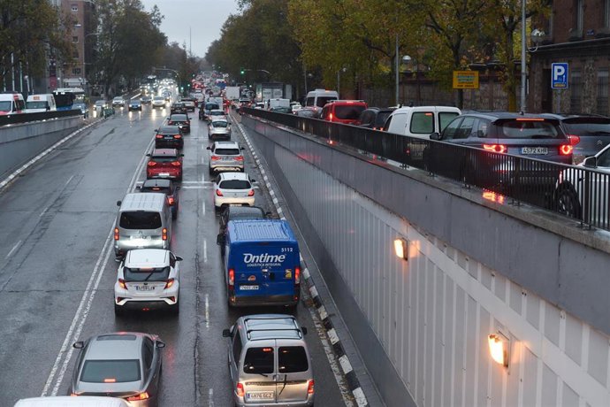 Atasco provocado por la lluvia, a 13 de diciembre de 2022, en Madrid (España). La previsión de la Agencia Estatal de Meteorología (Aemet) en la Comunidad de Madrid para hoy apunta a que las lluvias persistirán y que las temperaturas aumentarán ligeramen