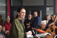 Ardern se disculpa tras llamar "capullo arrogante" un diputado opositor