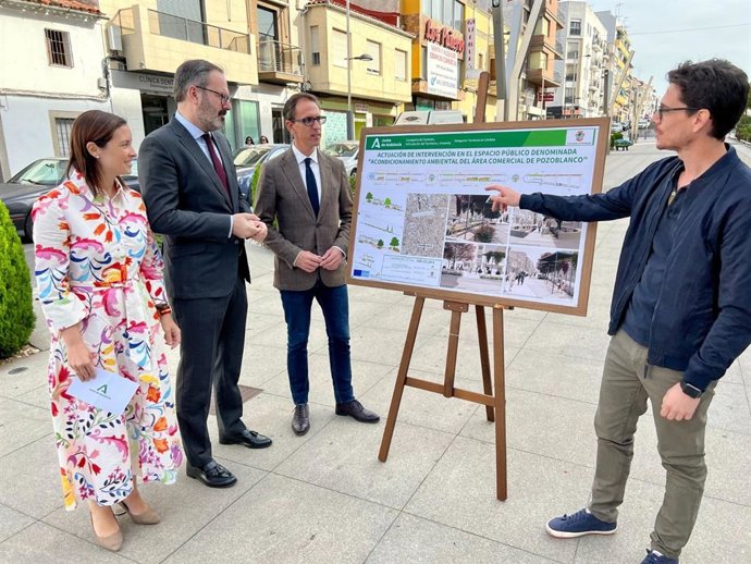 Casanueva (izda.), en la presentación del proyecto en la avenida de Villanueva de Córdoba, en Pozoblanco.