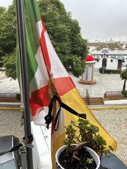 Crespón negro en la bandera de Manzanilla en el balcón del Ayuntamiento.