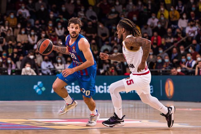 Archivo - Nico Laprovittola of FC Barcelona in action against Paris Lee of AS Monaco  during the Turkish Airlines EuroLeague match between FC Barcelona and AS Monaco at Palau Blaugrana on March 03, 2022