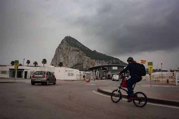 Archivo - Tránsito de coches y personas en la frontera de Gibraltar