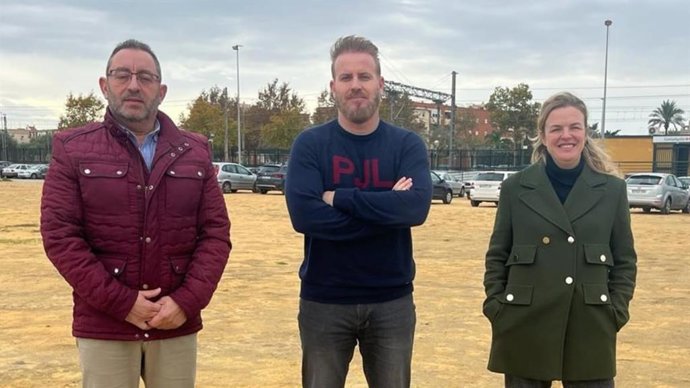 El portavoz del grupo municipal de Vox en el Ayuntamiento de Dos Hermanas (Sevilla), Adrián Trashorras, en el centro de la imagen.