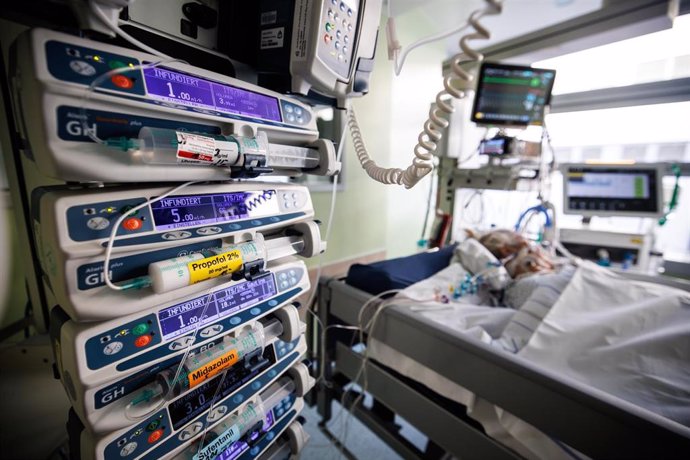 Archivo - Numerosos dispositivos de infusión delante de la cama de un paciente con COVID-19 en la unidad de cuidados intensivos (UCI) de la Clínica Asklepios. En Gauting (Baviera, Alemania), a 19 de noviembre de 2021.