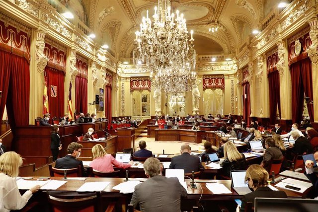 Archivo - Vista general de la Sala de las Cariátides del Parlament durante un pleno.
