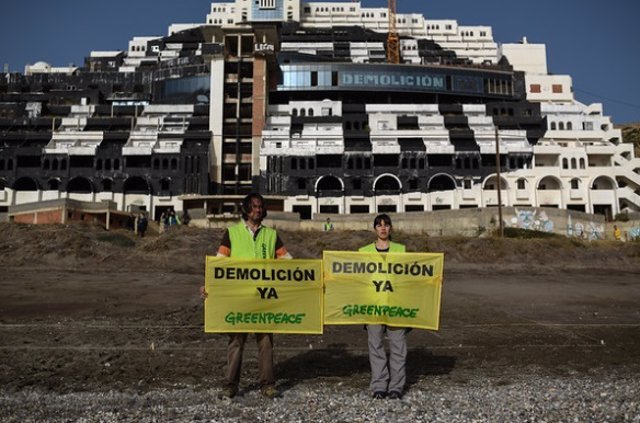 Activistas de Greenpeace frente al hotel de El Algarrobico.
