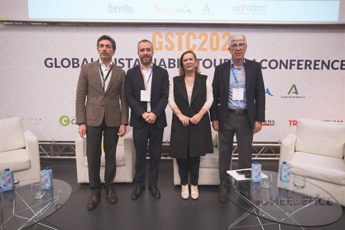 El director gerente de Sevilla City Office, Antonio Jiménez; la secretaria general para el turismo de la Junta, Yolanda de Aguilar Rosell; el presidente de GSTC, Luigi Cabrini, y el director general del Instituto de Turismo de España, Miguel Sanz.