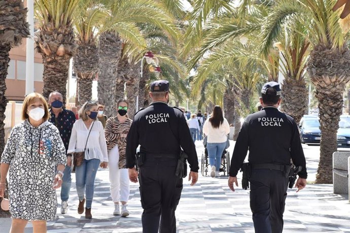 Archivo - Agentes de Policía Local de Alicante en imagen de archivo