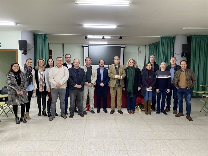 El delegado territorial en Córdoba de la Consejería de Desarrollo Educativo y Formación Profesional y de Universidad, Investigación e Innovación, José Francisco Viso Sánchez (séptimo por la dcha.), en su visita a Rute.