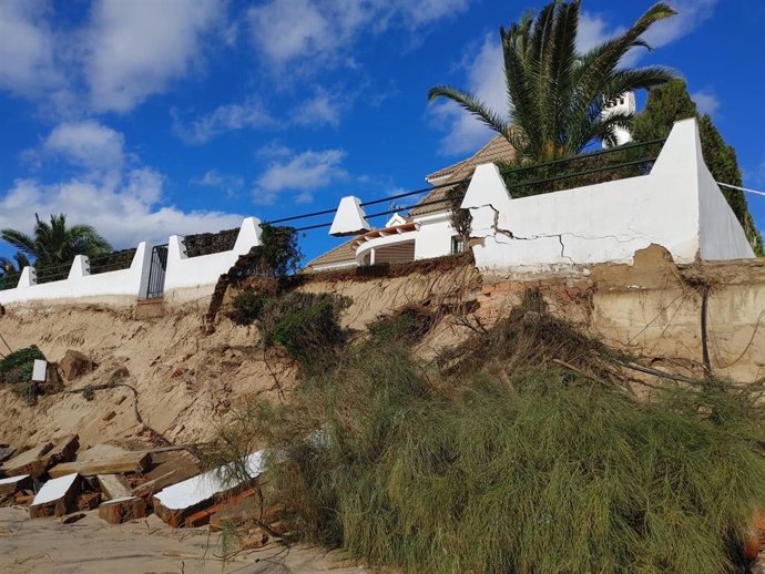 Imagen de los destrozos del temporal en El Portil.