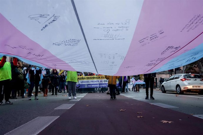 Varias personas marchan en una manifestación para exigir al PSOE "Ley Trans: derechos humanos, sin recortes, para todes", a 10 de diciembre de 2022, en Madrid (España). 