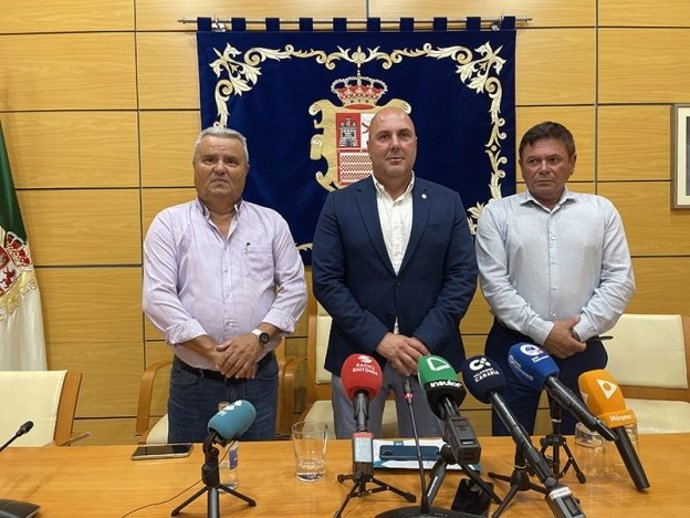 El presidente del Cabildo de Fuerteventura, Sergio Lloret, en el centro