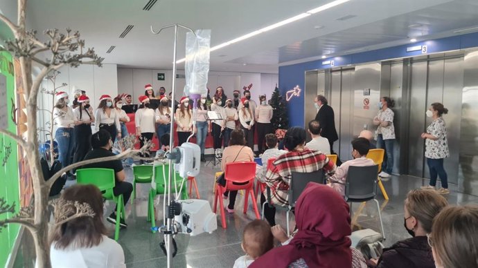 El Coro de la UAL interpreta canciones en el Hospital Universitario Torrecárdenas.