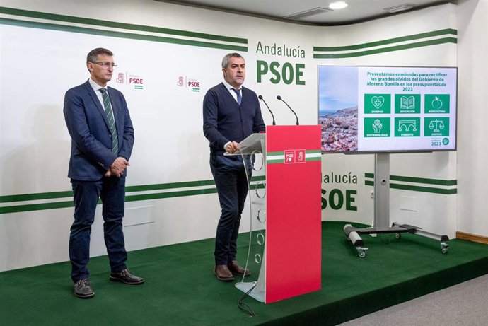 El secretario general del PSOE de Almería, Juan Antonio Lorenzo, ofrece una rueda de prensa acompañado del diputado autonómico José Luis Sánchez Teruel.
