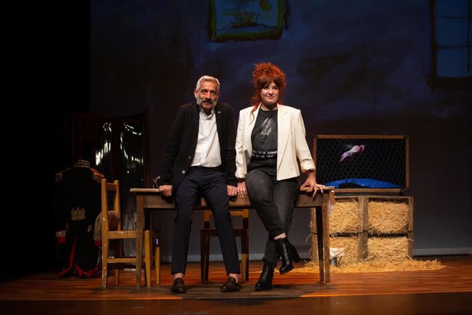 Archivo - Los actores Imanol Arias y Ana Villa posan durante la presentación de la obra El coronel no tiene quien le escriba 