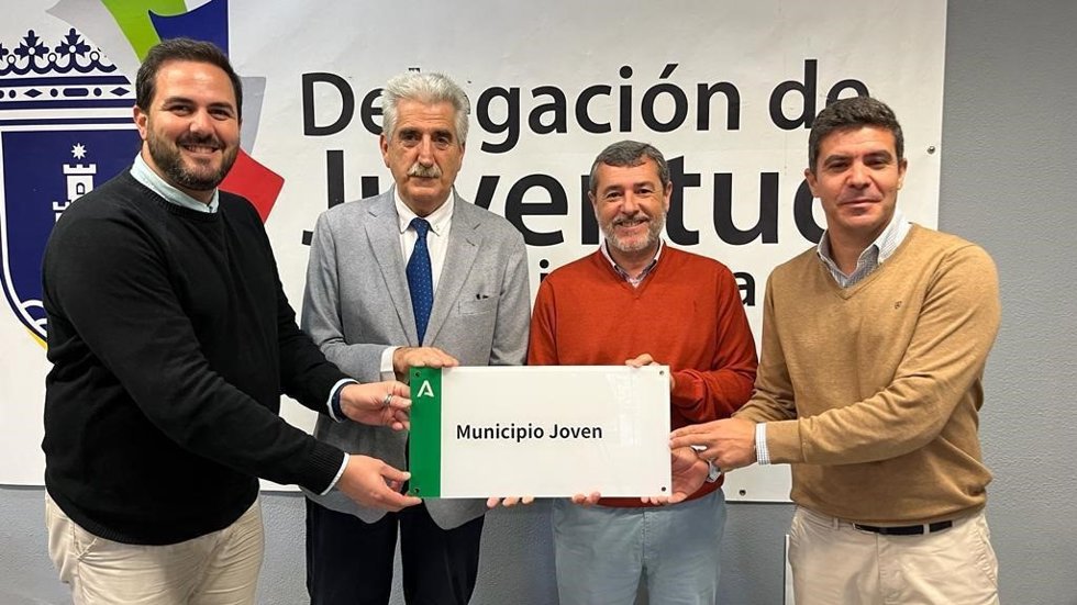 El alcalde de Chipiona, Luis Mario Aparcero, recibe del delegado territorial de Juventud, Alfonso Candón, la distinción como Municipio Joven