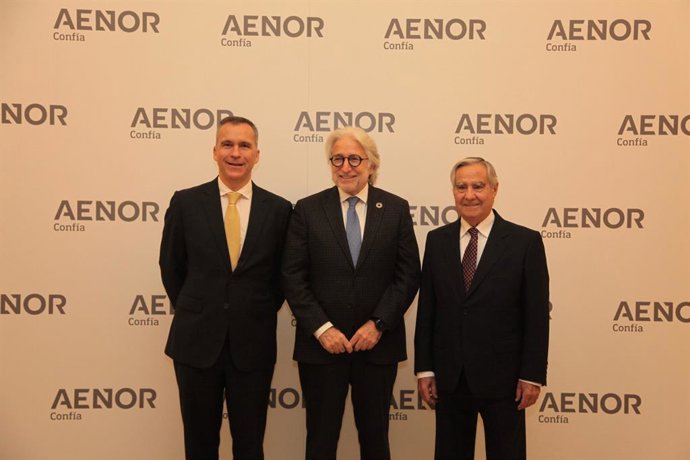El president de Foment del Treball, Josep Sánchez Llibre; el president d'Aenor, Carlos Esteban, i el CEO d'Aenor, Rafael García Meiro