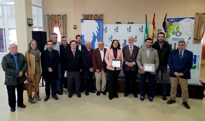 La consejera de Agricultura, Pesca, Agua y Desarrollo Rural, Carmen Crespo, recoge la distinción concedida a su Consejería en la conmemoración del 89 aniversario de la Denominación de Origen (DO) 'Condado de Huelva'.